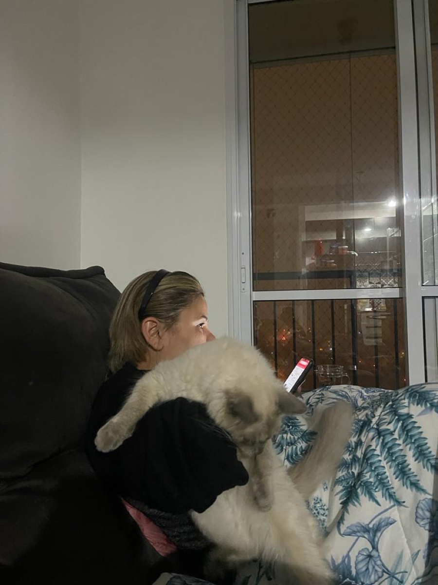 Mamãe com Branquinho no colo